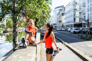 Deux jeunes femmes en tenue de course à pied. 