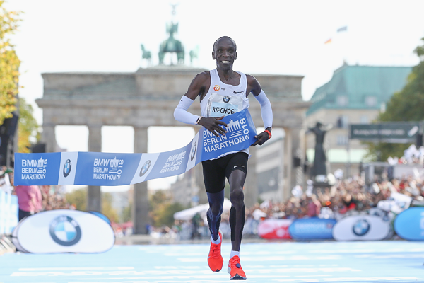 Eliud Kipchoge à l'arrivée du marathon de Berlin en 2018. 