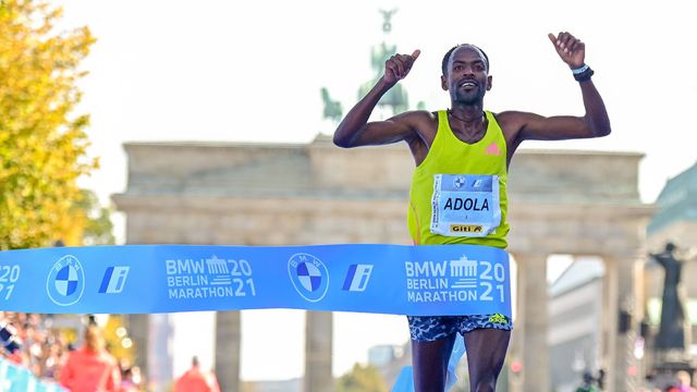 Guye Adola à l'arrivée du marathon de Berlin en 2021. 