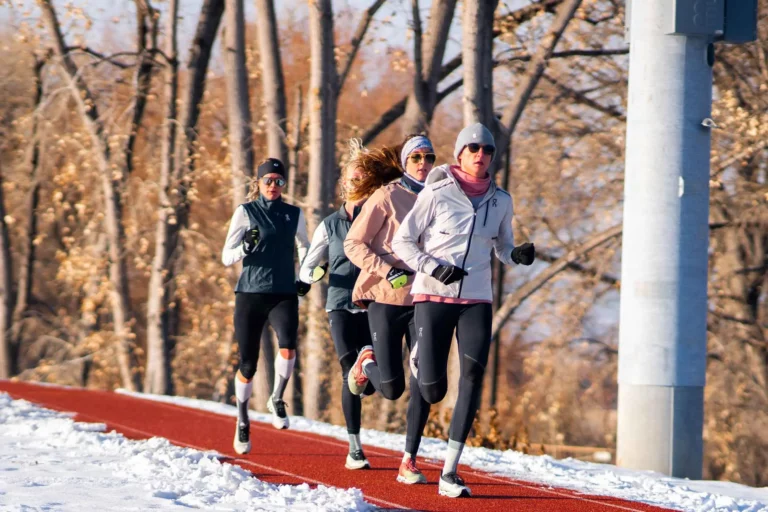 Comment s&rsquo;habiller pour courir en hiver : guide et conseils 2025/2026