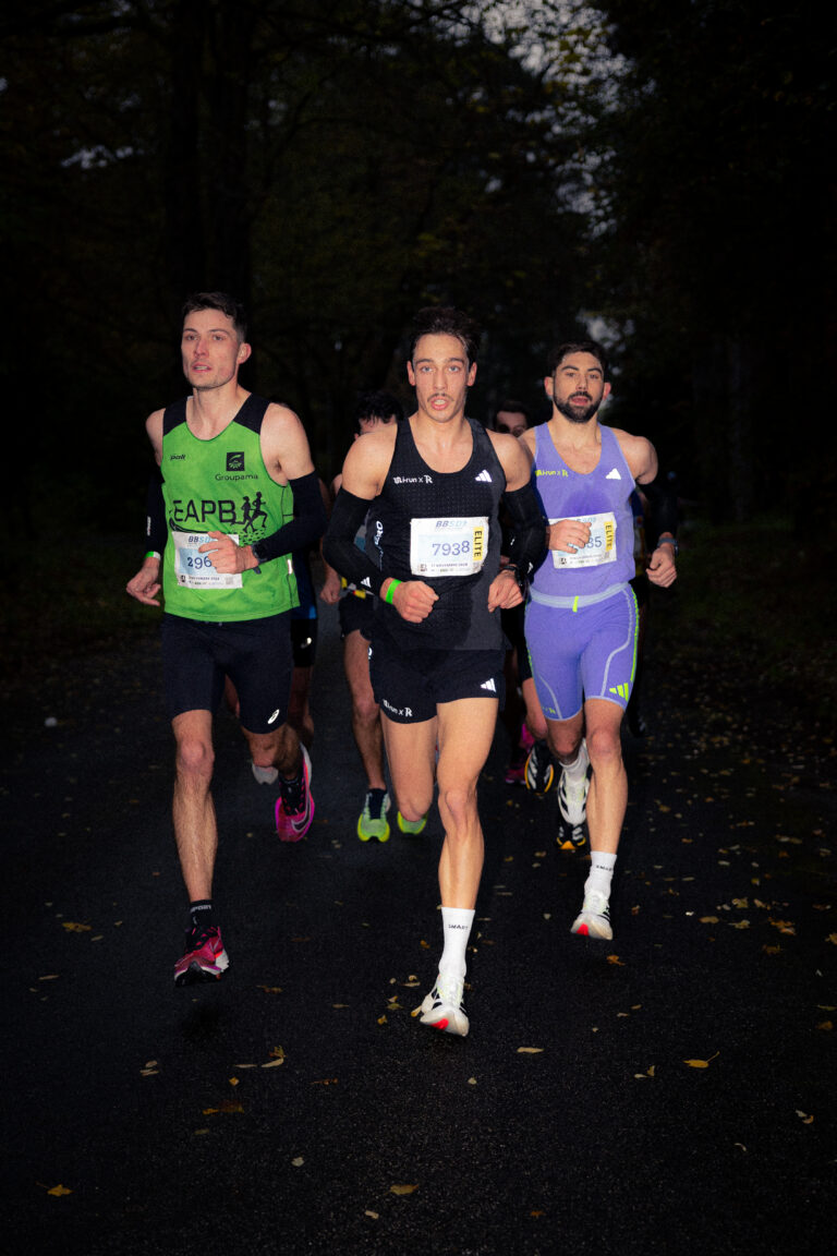 Courir le soir : conseils, sécurité et équipement essentiels 2025