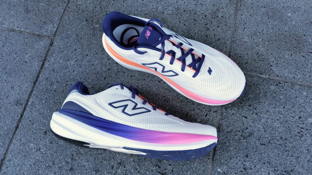 paire de chaussures de running posée sur le bitume