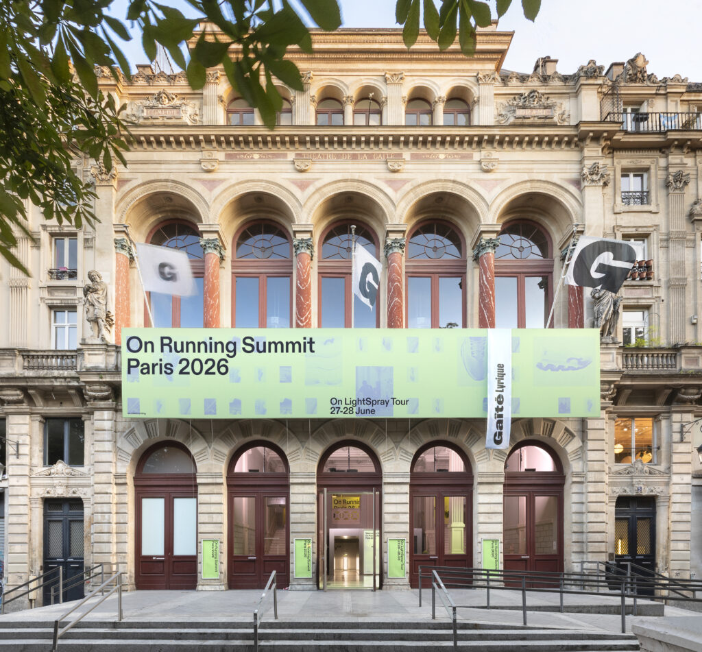 Façade du On Running Summit à Paris avec bâche LightSpray Tour 2026