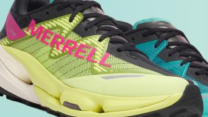 Paire de chaussure jaune prise en photo sur le côté droit. La marque est écrit en rose dessus.