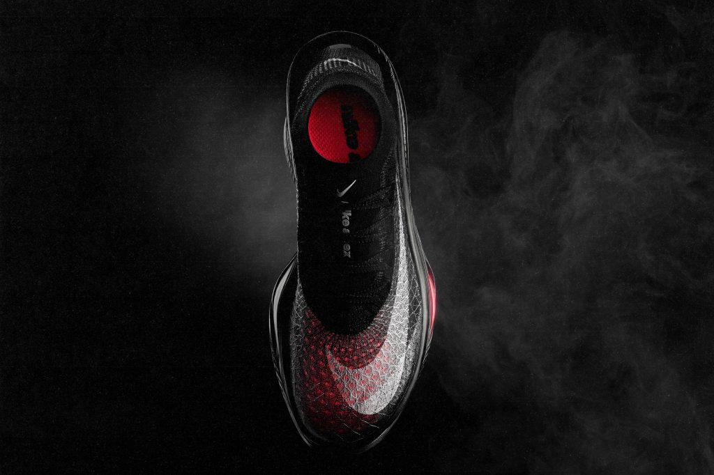 chaussure de running noire sur un fond noir