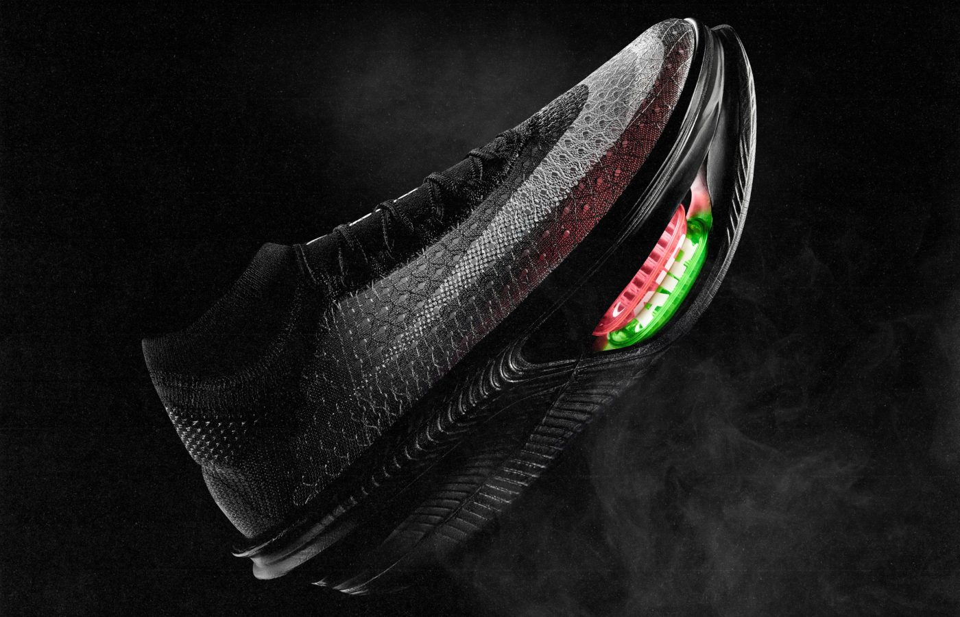 chaussures de running noire sur un fond noir