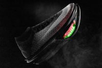 chaussures de running noire sur un fond noir
