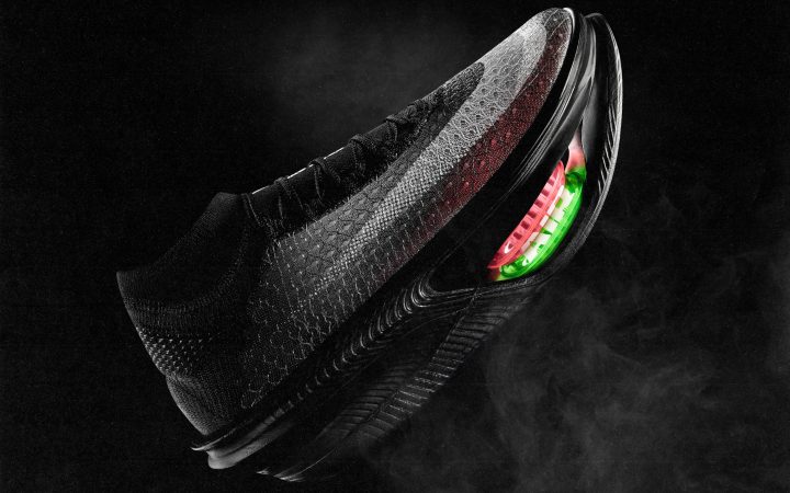 chaussures de running noire sur un fond noir
