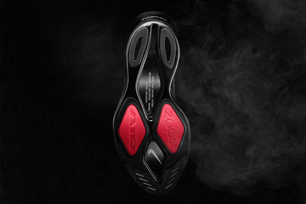 chaussure de running noire sur fond noir