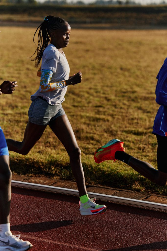 coureuse sur une piste d'athlétisme