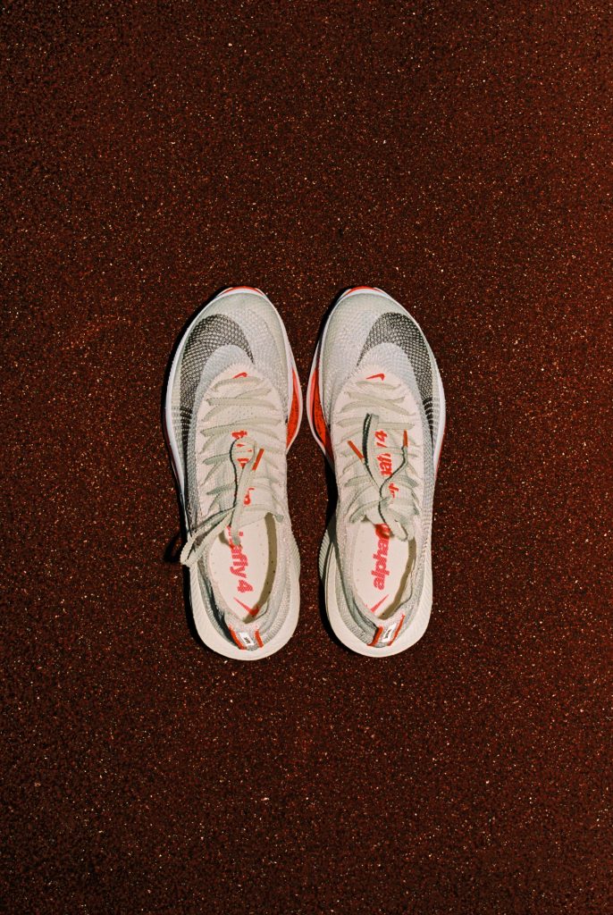 chaussures de running blanches posées sur le sol