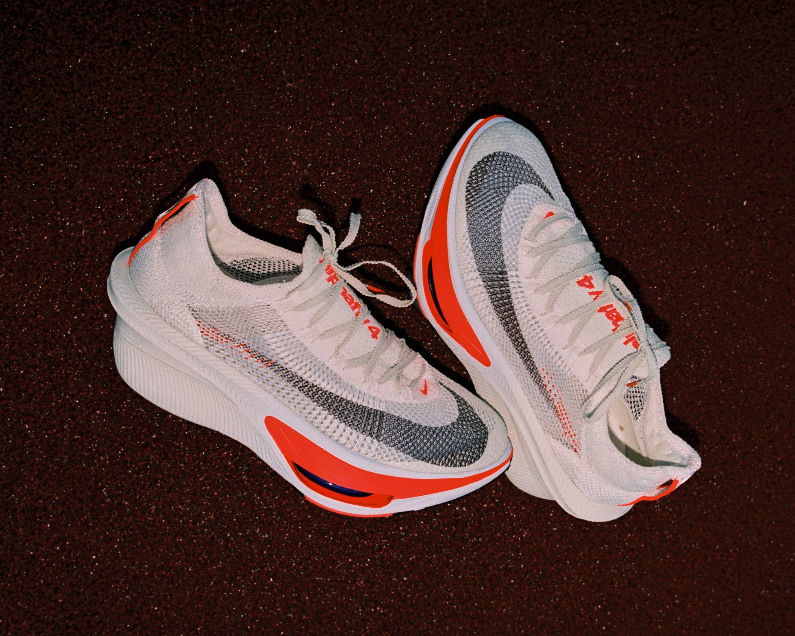 chaussures de running blanches posées sur le sol