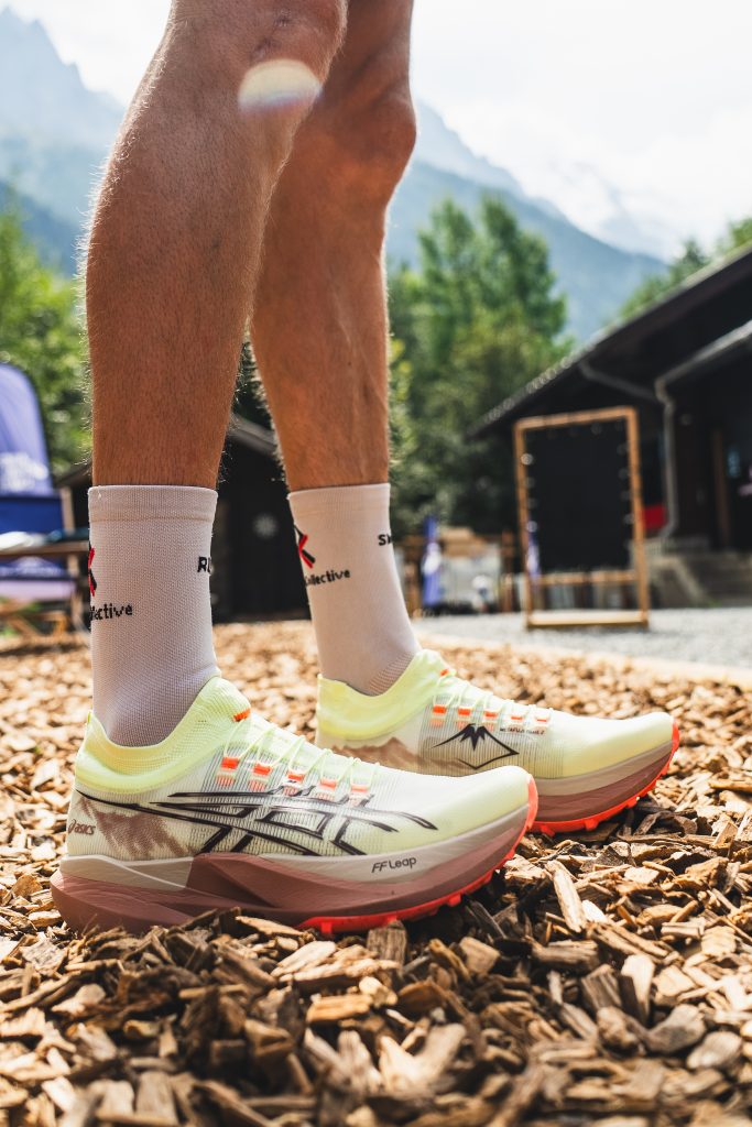 Pieds d'un homme portant des chaussures hautes et une paire de chaussures de trail