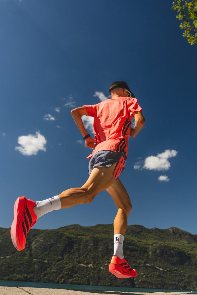 coureur avec un t-short rose et des chaussures roses