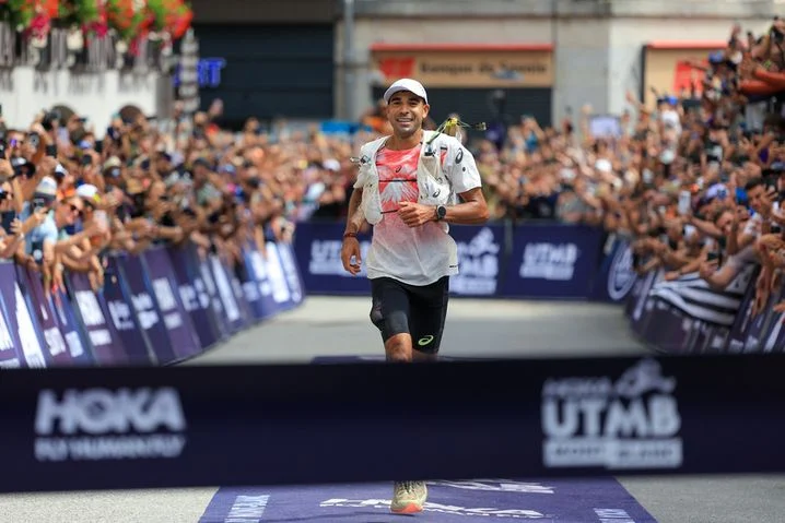 Ben Dhiman à l'arrivée de l'UTMB avant de passer la banderole d'arrivée