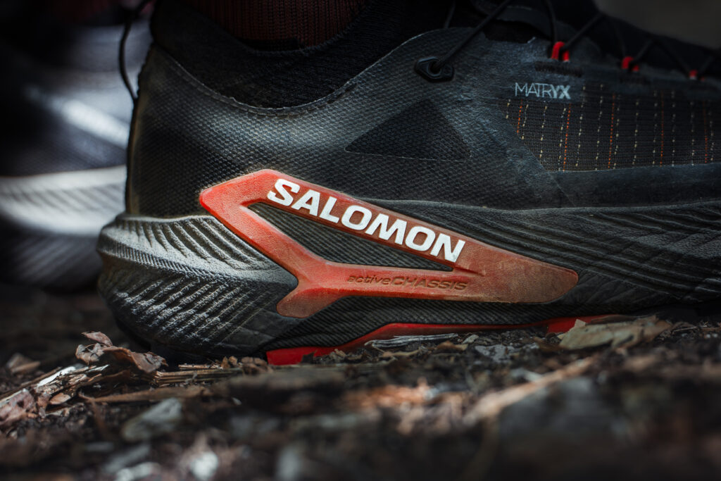chaussure de running Salomon noire et rouge