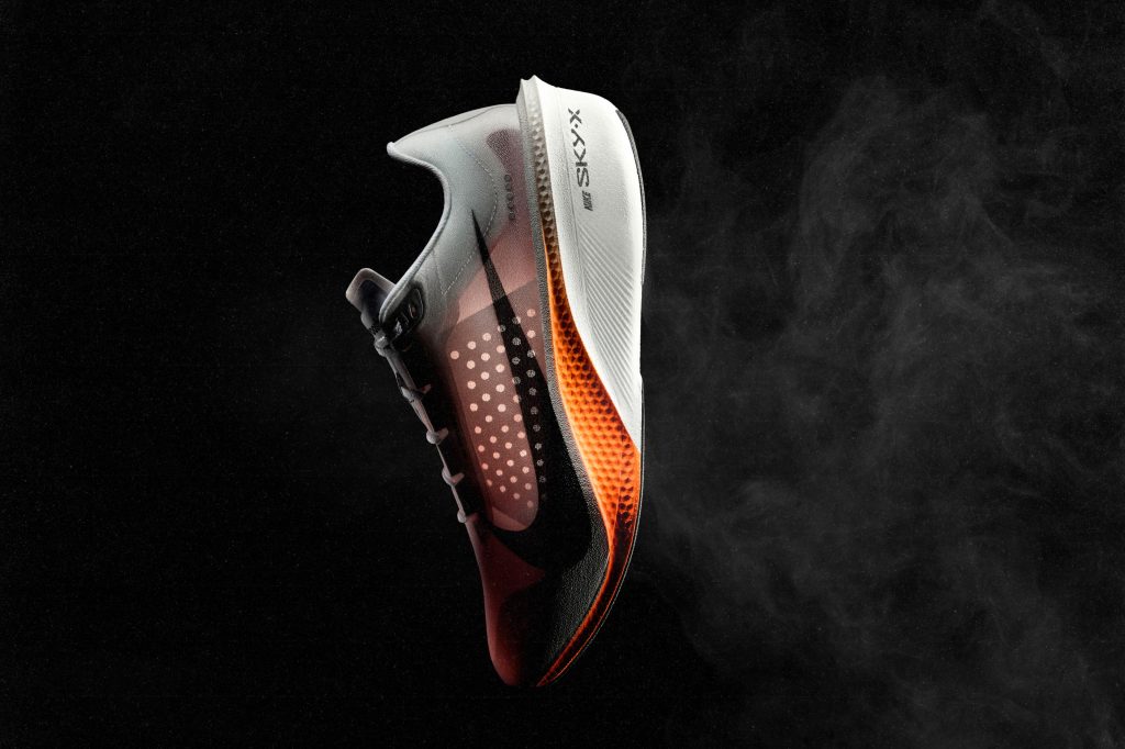 Paire de chaussures de running nike blanche sur un fond noir