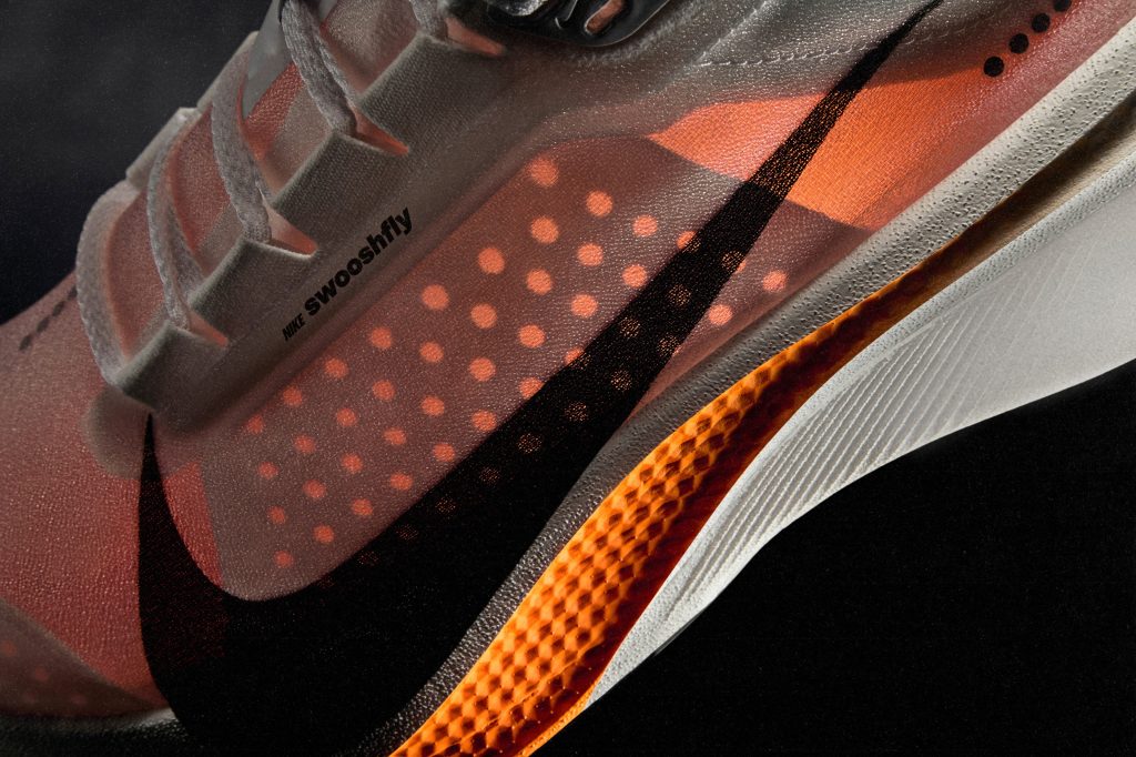 Zoom sur une paire de chaussure de running nike avec le logo en premier plan