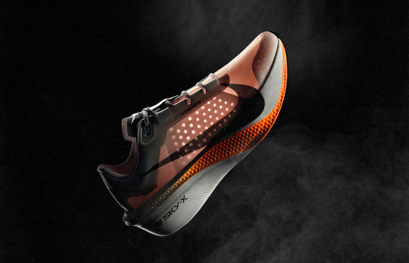 Paire de chaussures de running blanche sur un fond noir