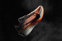 Paire de chaussures de running blanche sur un fond noir
