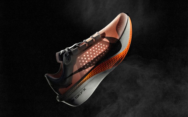 Paire de chaussures de running blanche sur un fond noir