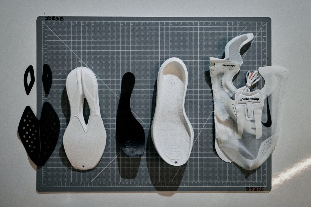 Paire de chaussures de running découpée où tous les composants sont visibles