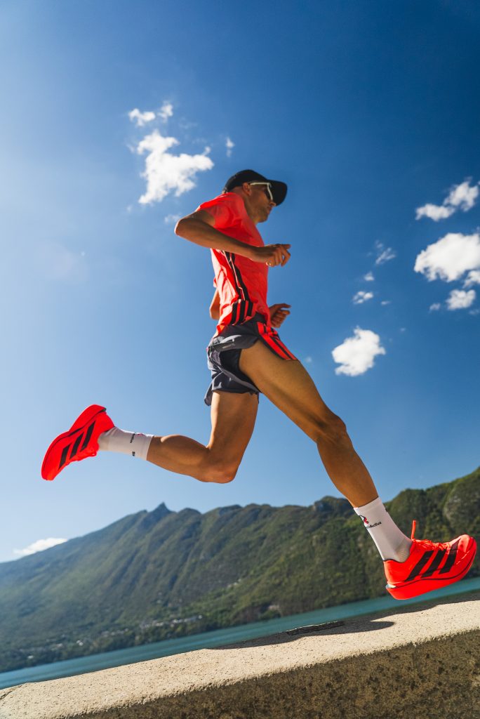 coureur avec des chaussures de running et un t-shirt rose