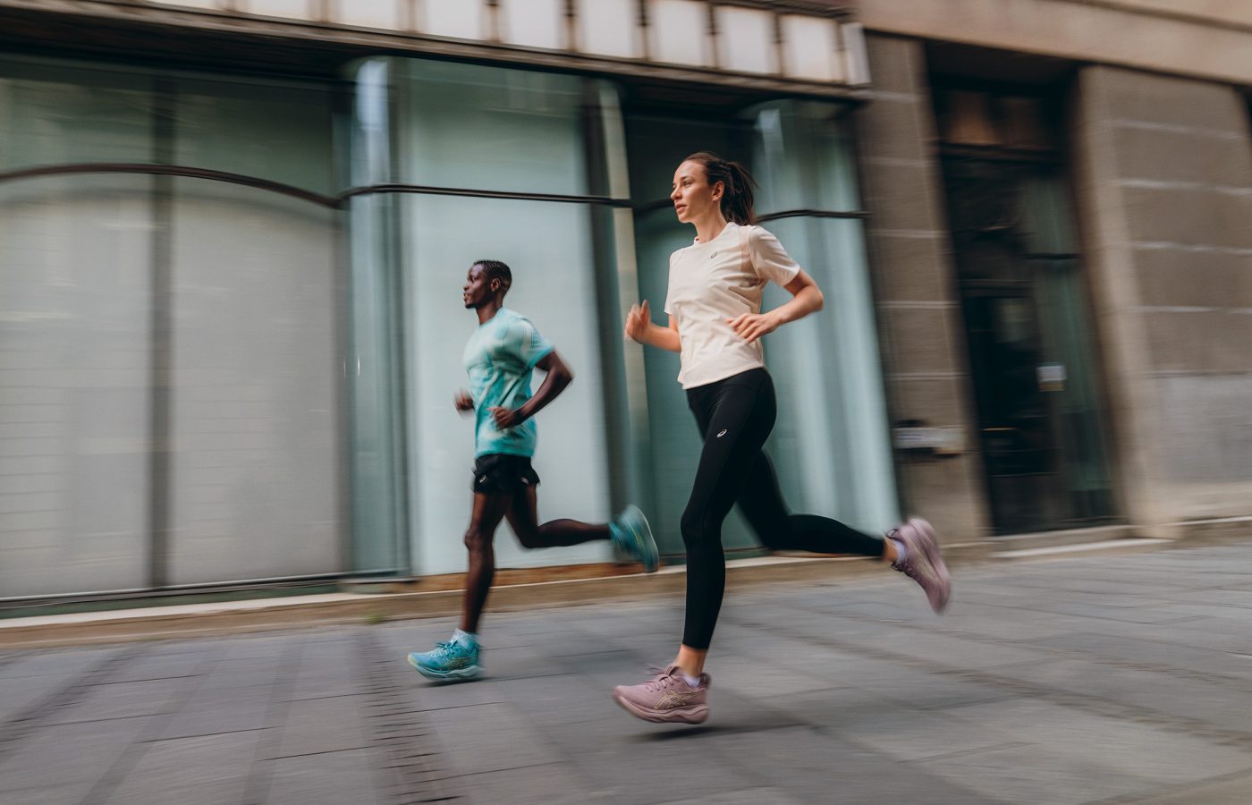 Coureurs dans la rue.