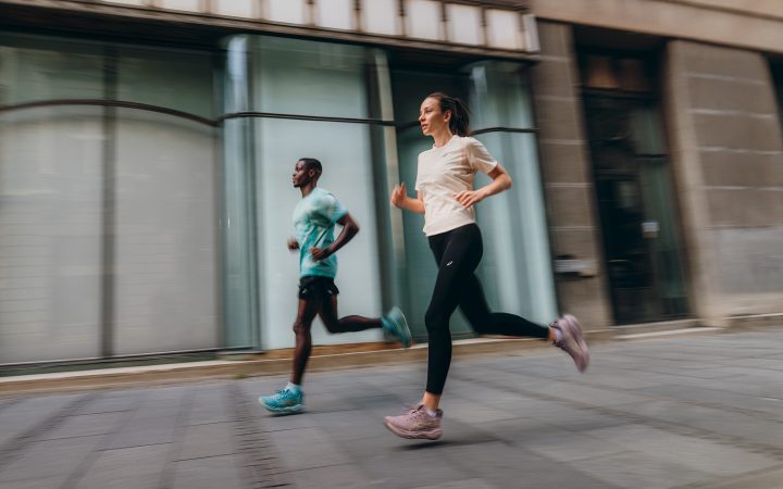Coureurs dans la rue.